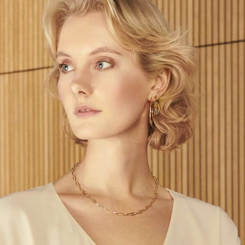 Lady wearing gold esther chain necklace by Pernille Corydon