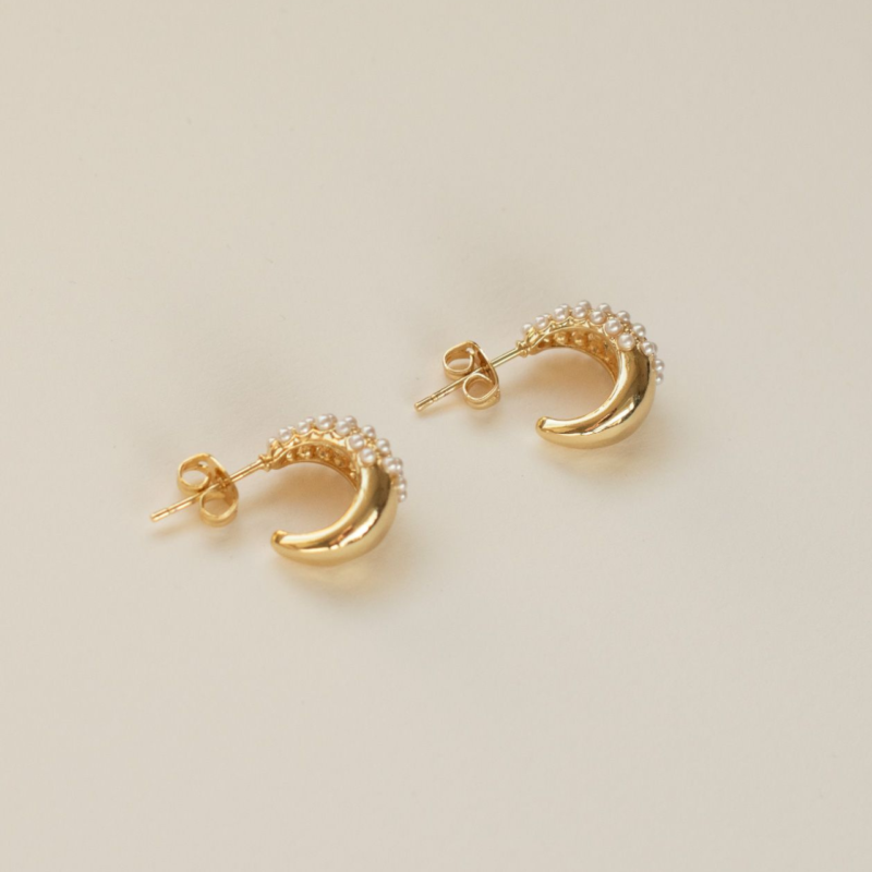 Pearl chunky hoop earrings. AMIE, Paris