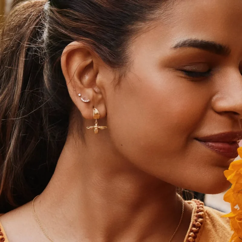 Basket weave hoop earring with engraved bee - Alex Monroe - Silverado Jewellery Basket weave hoop earring with engraved bee - Alex Monroe - Silverado Jewellery